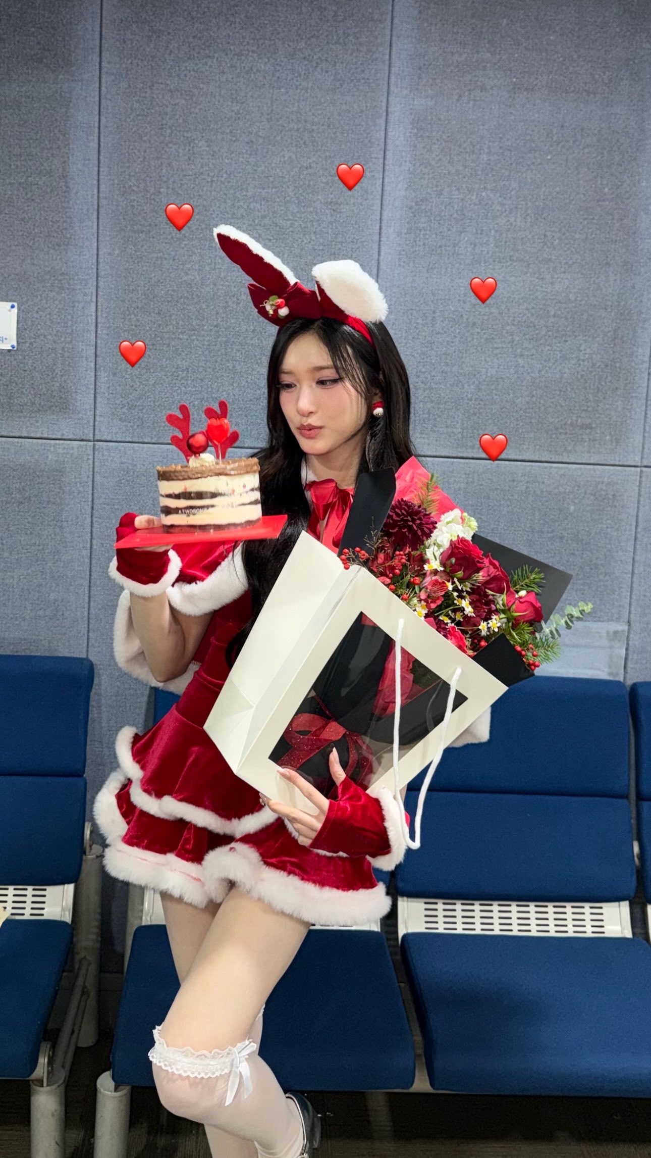 Leeseo's with case from SBS Inkigayo staff