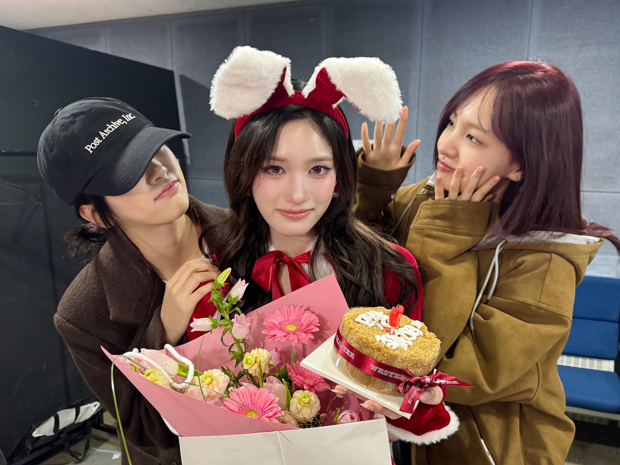 Yujin and Liz Surprisee Leeseo on her last day